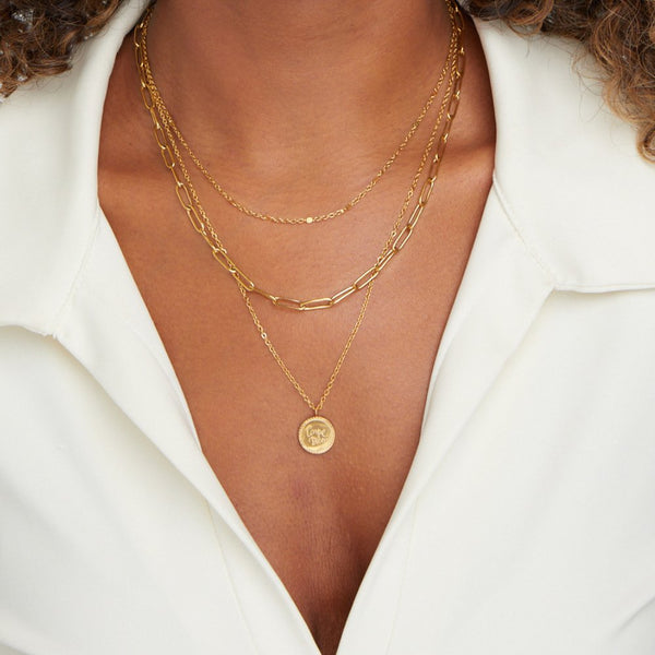 Karolína – Collar de múltiples capas con colgante redondo.
