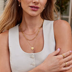 Karolína – Collar de múltiples capas con colgante redondo.