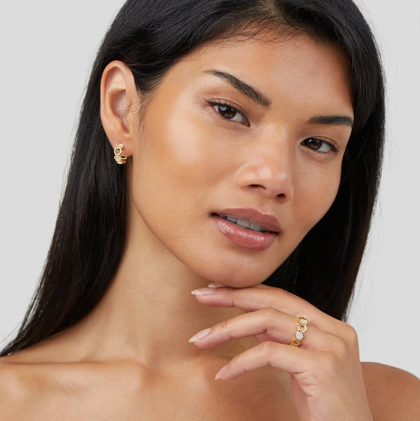 Friederike – Anillo dorado con acento de perlas.