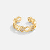 Friederike – Anillo dorado con acento de perlas.