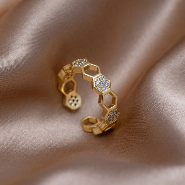 Friederike – Anillo dorado con acento de perlas.