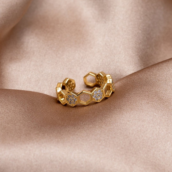 Friederike – Anillo dorado con acento de perlas.