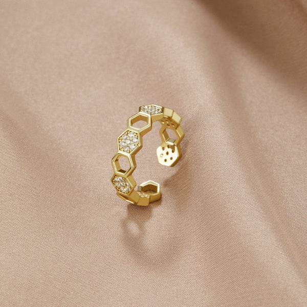 Friederike – Anillo dorado con acento de perlas.