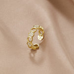 Friedrika – Anillo dorado con acento de perla.