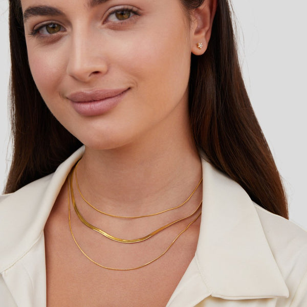 Antonie – Collar dorado de múltiples capas con una estructura clara.