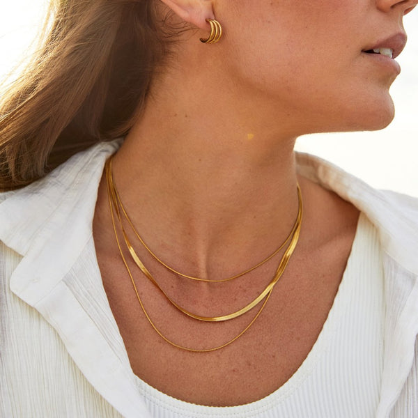 Antonie – Collar dorado de múltiples capas con una estructura clara.