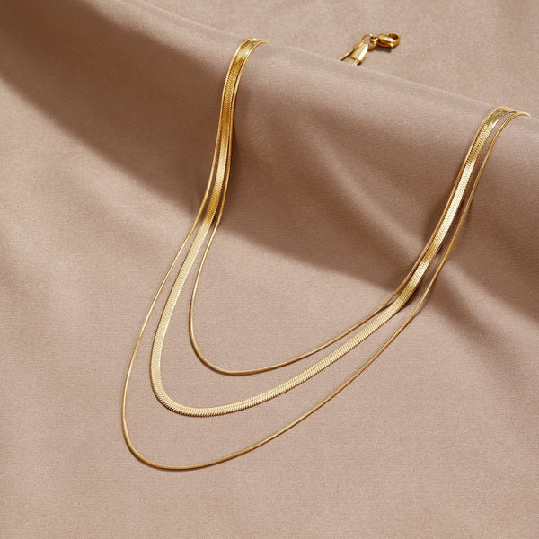 Antonie – Collar dorado de múltiples capas con una estructura clara.