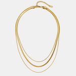 Antonie – Collar dorado de múltiples capas con una estructura clara.