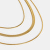 Antonie – Collar dorado de múltiples capas con una estructura clara.