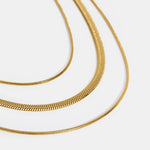 Karolína – Collar dorado con una piedra discreta.