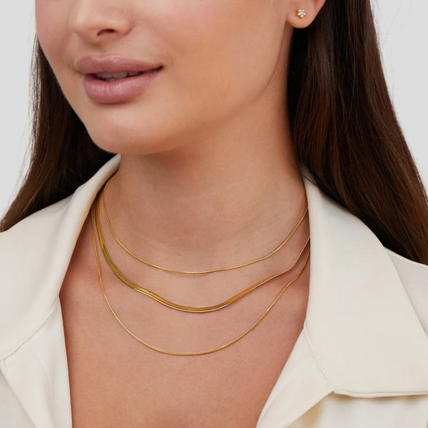 Antonie – Collar dorado de múltiples capas con una estructura clara.