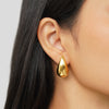 Anja – Pendientes circulares dorados con un suave redondeo