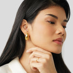 Anja – Pendientes circulares dorados con un suave redondeo