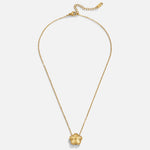 Isabela – Round gold necklace with a delicate pendant.
