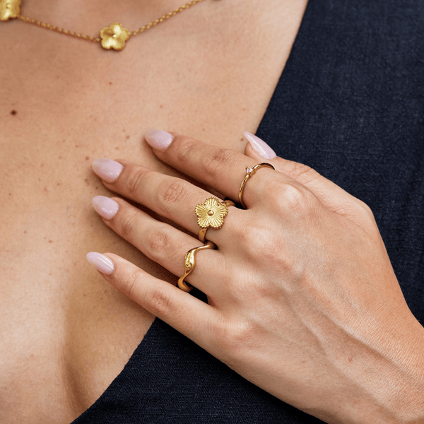 Anillo dorado de trébol