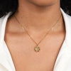 Ronja – Collar dorado con colgante floral.