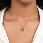 Ronja – Collar dorado con colgante floral.