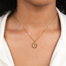 Ronja – Gold necklace with floral pendant.