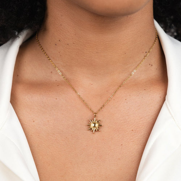 Ronja – Collar dorado con colgante floral.