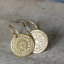 Pendientes redondos vintage elegantes dorado