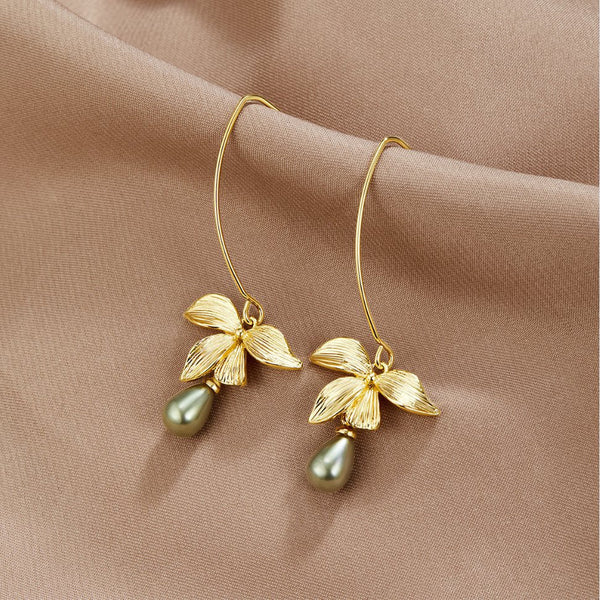 Juliána – Pendientes de oro con superficie de nácar.
