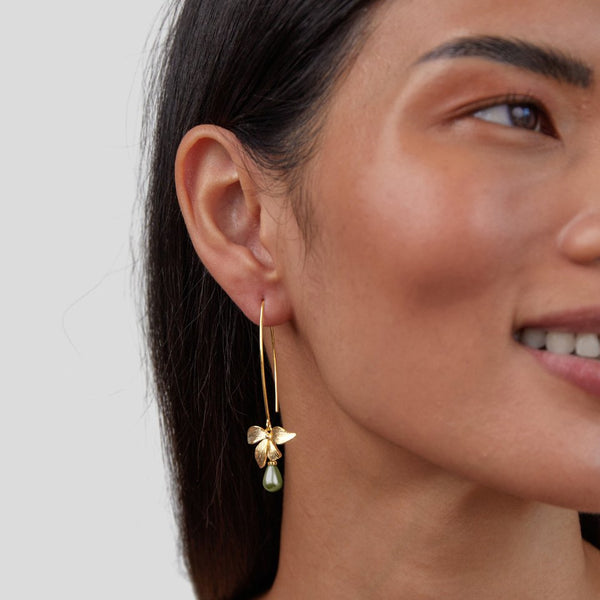 Juliána – Pendientes de oro con superficie de nácar.