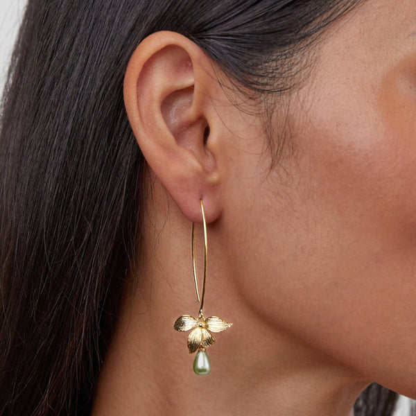 Juliána – Pendientes de oro con superficie de nácar.