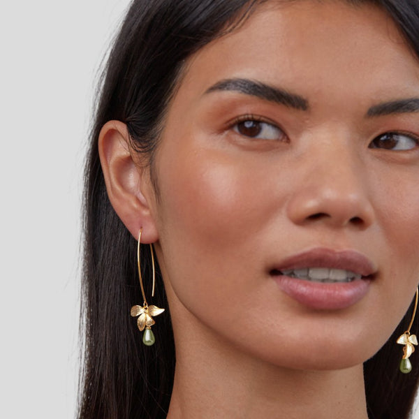 Juliána – Pendientes de oro con superficie de nácar.
