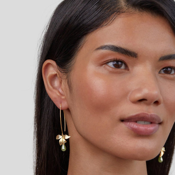 Juliána – Pendientes de oro con superficie de nácar.