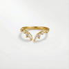 Johana – Anillo dorado con forma abierta y curvada.