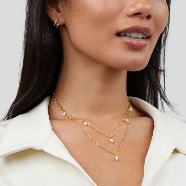 Tanja – Collar dorado de capas con un eslabón moderno.
