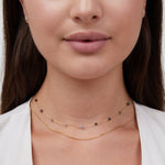 Helga – Collar de dos capas con pequeños detalles de color.