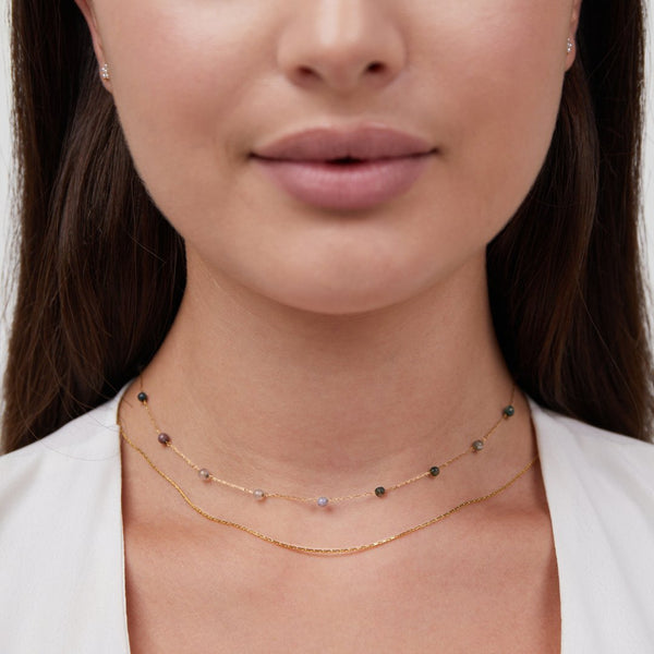 Helga – Collar de dos capas con pequeños detalles de color.