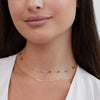 Helga – Collar de dos capas con pequeños detalles de color.