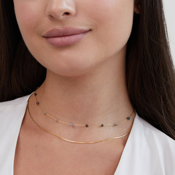 Helga – Collar de dos capas con pequeños detalles de color.