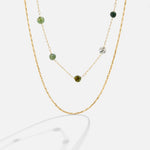 Helga – Collar de dos capas con pequeños detalles de color.