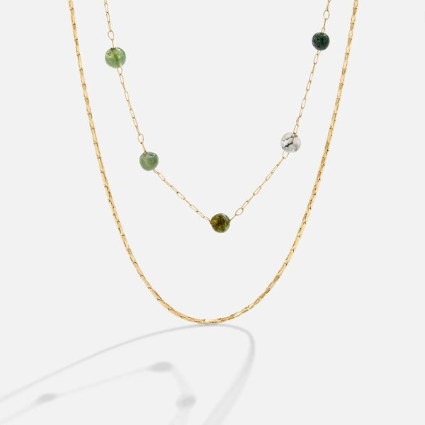 Helga – Collar de dos capas con pequeños detalles de color.