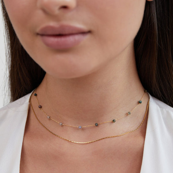 Helga – Collar de dos capas con pequeños detalles de color.