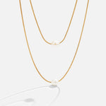 Sabine – Cadena de oro de dos capas con piedra oscura.