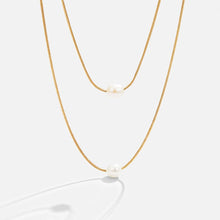 Sabine – Cadena de oro de dos capas con piedra oscura.
