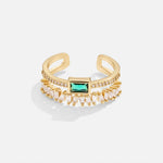 Sabina – Anillo dorado con acentos en verde esmeralda.