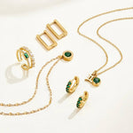 Sabina – Anillo dorado con acentos en verde esmeralda.