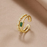 Sabina – Anillo dorado con acentos en verde esmeralda.
