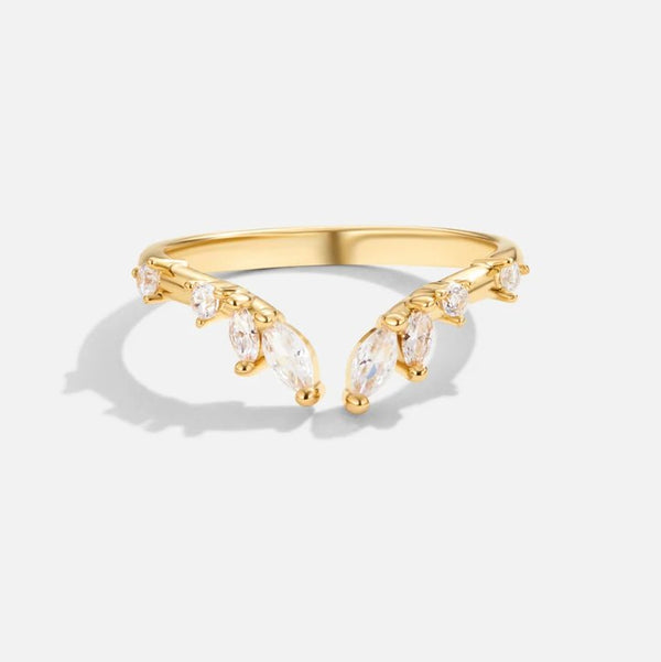 Johana – Anillo dorado con forma abierta y curvada.