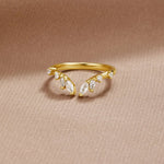 Johana – Anillo dorado con forma abierta y curvada.