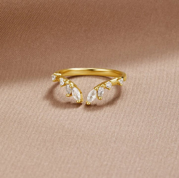 Johana – Anillo dorado con forma abierta y curvada.