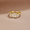 Johana – Anillo dorado con forma abierta y curvada.
