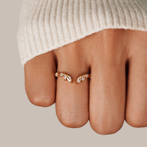 Johana – Anillo dorado con forma abierta y curvada.