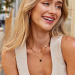 Johana – Collar dorado delicado con perlas de colores.