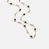 Theresa – Collar delicado con sutiles detalles en blanco y negro.